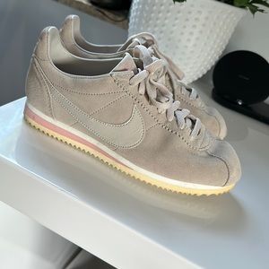 Nikes women’s sneaker